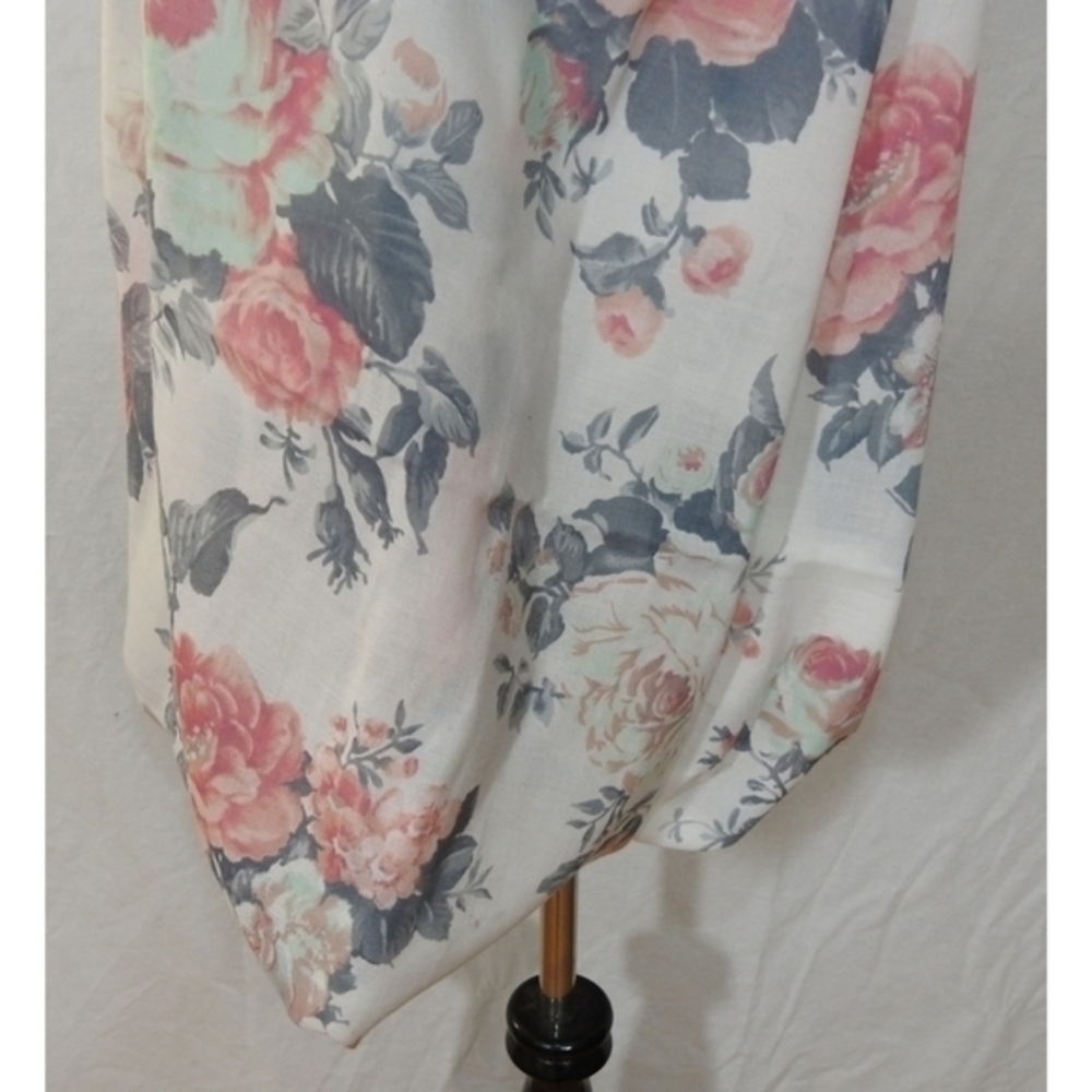 ✨️ Lightweight Floral Infinity Scarf - Picture 5 of 7